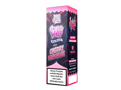 Bad Candy Juicd Cherry Lemonade Nikotinsalz Liquid in einer 10ml Flasche mit versiegeltem Deckel, ideal für E-Zigaretten. Die Verpackung zeigt ein ansprechendes Design mit Kirschen und Limetten-Symbolen, die den fruchtigen Geschmack repräsentieren.